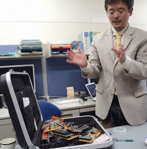 This is a set of demonstration lecture tools for “the study of electronic information devices”. Dr. Mita makes it his motto to to appeal directly to the students’ intuition by using self-madedevices.
